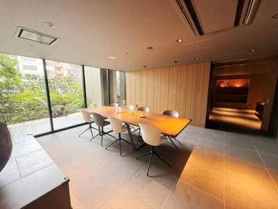 大きな窓から自然光が差し込み室内が明るく開放的です。シンプルかつ落ち着いたデザインの空間です。ガラス越しに緑を楽しめるのも特徴です。室内照明が程良く効いており洗練された雰囲気です。