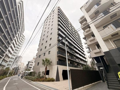 スタイリッシュな外観が特徴的な建物です。エントランス周辺の植栽がアクセントになっています。高層階まであるので開放感を感じられるデザインです。道に面していてアクセスもしやすい立地です。