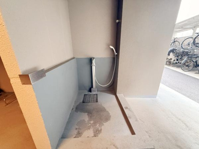 共用部に設置された洗い場はホース付きシャワーで使い勝手良好です。スロープ形状の床で水はけにも配慮されています。メンテナンスがしやすく清潔感があります。