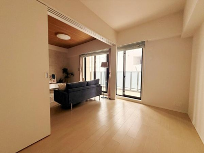 リビングには大きな窓があり室内にたっぷりと光が入ります。室内は明るい色合いの床材で落ち着いた雰囲気です。奥行きのある空間設計で家具の配置にもゆとりがあります。バルコニーへの出入りもスムーズです。