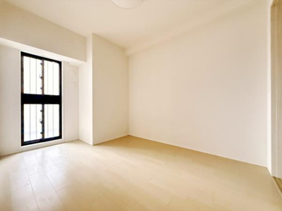 明るい光が差し込む洋室です。シンプルな内装でお好きなインテリアと合わせやすい空間になっています。すっきりとした空間が暮らしやすさを感じさせます。収納やレイアウトの自由度も高いです。