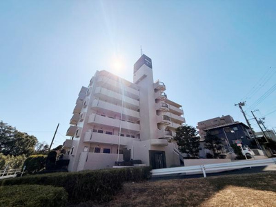 日当たりの良い場所に建つマンションです。外観は清潔感があり周囲の緑と調和しています。バルコニーも広く使いやすい造りです。