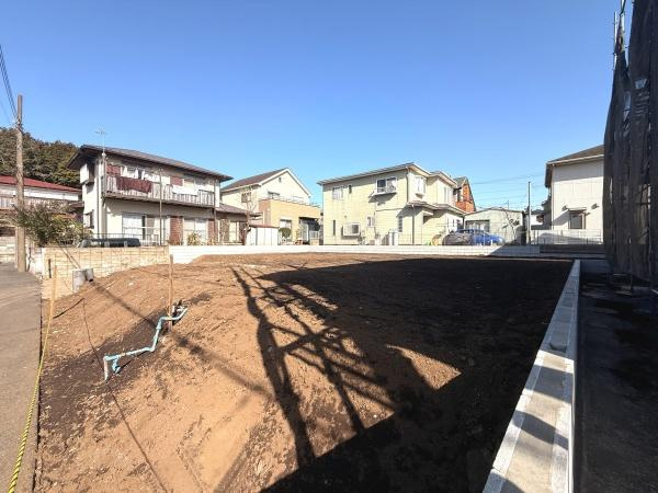閑静な住宅街に位置する現地土地写真です。前面道路からのアクセスも良好で周囲には日当たりを妨げる高い建物がありません。敷地は整形されており住宅用地としてもご検討いただけます。