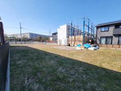 日当たりの良い現地土地写真です。周囲は開放感があり落ち着いた住宅街の一角に位置しています。道路からのアクセスも良好で建築計画にも柔軟に対応できる広さがあります。