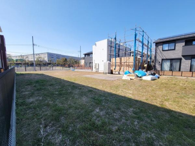 日当たりの良い現地土地写真です。周囲は開放感があり落ち着いた住宅街の一角に位置しています。道路からのアクセスも良好で建築計画にも柔軟に対応できる広さがあります。