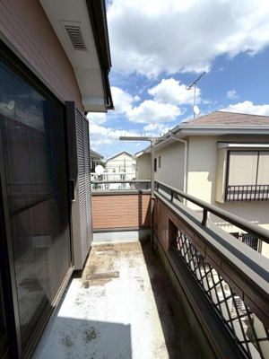 隣地との距離があり気持ちの良い空が広がっています。窓からの陽射しもしっかり差し込み通風も良好です。広さにゆと両サイドの建物との適度な距離感も魅力的です。