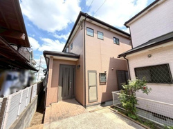 シンプルな外観デザインが特徴の建物です。玄関までのアプローチが整備されているので日常の出入りもスムーズです。窓が多く採光にも配慮されたつくりが魅力です。周囲の住宅環境とも調和した落ち着いた印象です。