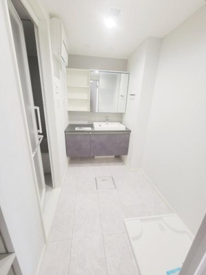 明るい室内が清潔感を演出しています。十分なスペースで動線も確保しやすい設計です。使いやすさに配慮されたシンプルな内装が特徴です。