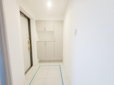 白を基調とした玄関は明るくすっきりとした印象です。収納スペースが設けられており使い勝手も良好です。タイル床が採用されておりお手入れも簡単です。