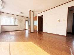 窓や出入り口が複数あり通風や採光も良好です。