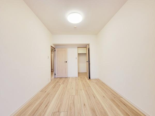 シンプルな内装と明るい床材が特徴的なお部屋です。収納スペースも設けられておりすっきりとした印象です。居室内には無駄のないデザインが活かされています。広々とした空間が確保されています。