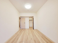 シンプルな内装と明るい床材が特徴的なお部屋です。収納スペースも設けられておりすっきりとした印象です。居室内には無駄のないデザインが活かされています。広々とした空間が確保されています。