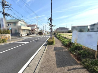 幅の広い前面道路に面しており車の出入りも快適に行えます。周囲には住宅が並び落ち着いた環境となっています。歩道もしっかり整備されていて歩きやすいです。現地までのアクセスもスムーズです。