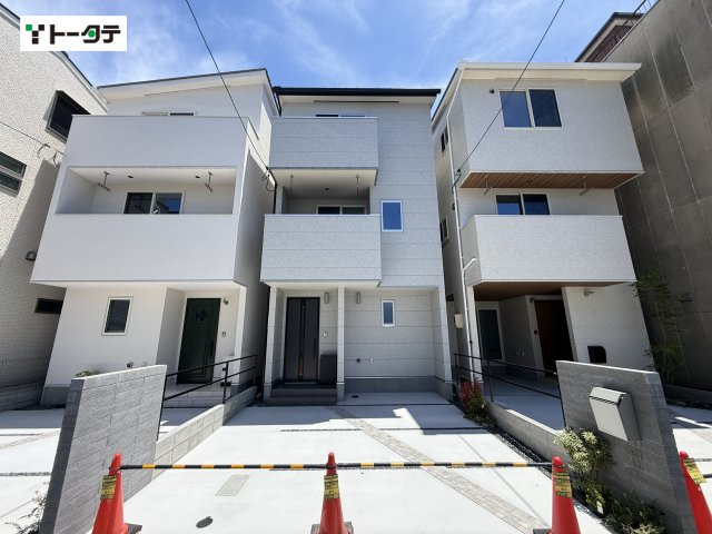 北西5.90m公道に面した新築3階建、光南1丁目の住環境。吉島病院入口バス停へ徒歩3分、通勤通学も軽快に動けます。