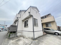 シンプルな外観デザインが特徴の建物です。角地に位置しており解放感があります。駐車スペースも広く確保されています。周囲には建物があり落ち着いた雰囲気が感じられます。屋根や外壁の状態も良好です。