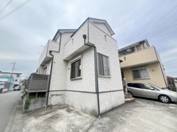 シンプルな外観デザインが特徴の建物です。角地に位置しており解放感があります。駐車スペースも広く確保されています。周囲には建物があり落ち着いた雰囲気が感じられます。屋根や外壁の状態も良好です。