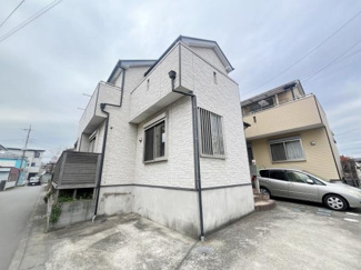 シンプルな外観デザインが特徴の建物です。角地に位置しており解放感があります。駐車スペースも広く確保されています。周囲には建物があり落ち着いた雰囲気が感じられます。屋根や外壁の状態も良好です。