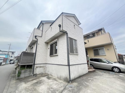 シンプルな外観デザインが特徴の建物です。角地に位置しており解放感があります。駐車スペースも広く確保されています。周囲には建物があり落ち着いた雰囲気が感じられます。屋根や外壁の状態も良好です。