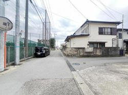 前面道路が広めで車の出入りもしやすく感じられます。周辺は見通しが良く落ち着いた環境が広がっています。現地までスムーズにアクセスできる点も特徴です。道路の幅員や周囲の様子がしっかり確認できます。
