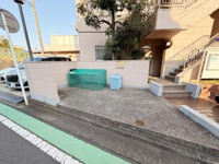 敷地内には整然としたゴミ置き場があり管理のしやすさが感じられます。