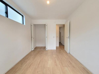室内は明るい色調で統一されており収納スペースも設けられています。シンプルな内装が特徴的です。収納部分には扉が付いておりすっきりとした印象です。全体的に無駄のない空間構成になっています。