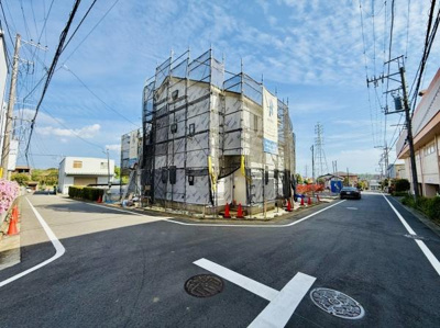 前面道路が広く車の出し入れもしやすい環境です。住宅の建築状況も一目で確認できます。周囲に電線や歩道も整備されています。角地に位置しており視界が開けています。現地の様子が分かりやすく撮影されています。