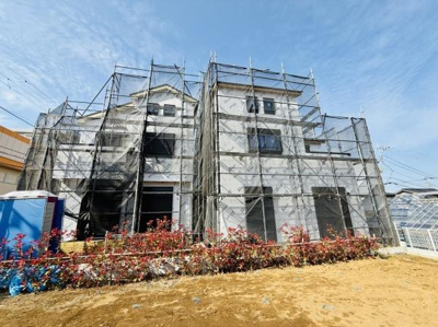 建築中の物件が印象的な一枚です。外観の仕上がりにもこだわりが感じられます。足場がしっかり組まれており安全面にも配慮されています。新築ならではの清潔感が伝わる外観です。