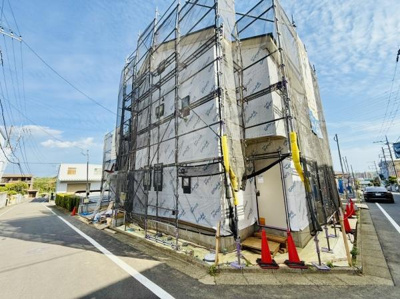 新しい建物の建設現場です。外観の工事が進んでおり現場はきれいに整備されています。角地に位置しているため開放感が感じられます。周辺は静かな印象で落ち着いた雰囲気があります。