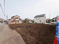 前面道路に面した現地写真です。敷地が広く周辺も住宅地で落ち着いた雰囲気です。道路は幅広く車の出入りもしやすい環境です。