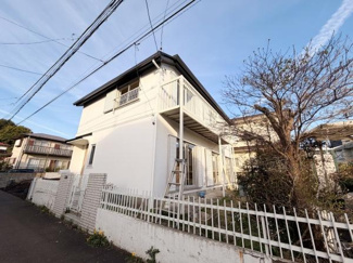 明るい外観が特徴の建物です。広々としたバルコニーが印象的です。開放感のある敷地で周囲には落ち着いた住宅が並んでいます。白を基調とした清潔感のある外観が魅力的です。前面道路にも面しアクセスも便利です。