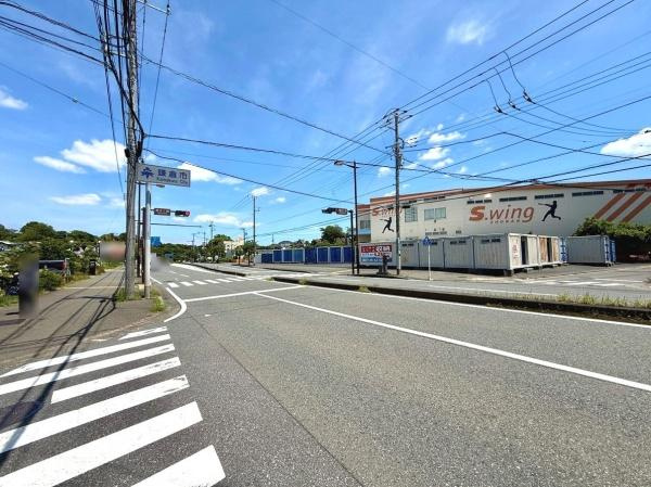 広々とした前面道路が特徴的です。見通しの良い交差点に面しています。