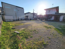 広々とした現地土地写真です。近隣には住宅が立ち並び落ち着いた街並みが感じられます。陽当たりの良い立地で開放感のある空間が広がっています。整形地で使いやすい土地形状も特徴です。