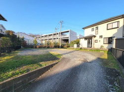 日当たりの良さを感じる現地土地写真です。周囲は落ち着いた住環境が整っています。敷地内への進入もスムーズに可能です。幅員のある道路が接道しており視界も開けています。