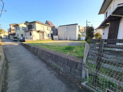 現地は閑静な住宅街に位置しており落ち着いた環境が広がっています。前面道路は車通りが少なく安心してご利用いただけます。周辺には住宅が立ち並び整った街並みが感じられます。現地の開放感も魅力のひとつです。