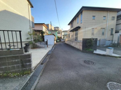 周辺の住宅街の様子がしっかりと映し出されています。道路幅も十分に確保されており車や自転車の出入りもスムーズです。落ち着いた環境が感じられる住宅街の写真です。夜間でも見通しが良さそうな道路です。