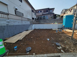 整備された更地で建築準備が進めやすい環境です。周囲には住宅が並び落ち着いた街並みに位置しています。高低差を活かした設計が可能で階段も設置済みです。