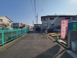 前面道路は見通しが良く歩行や車の出入りも安心です。周囲は閑静な住宅街のため穏やかな環境が期待できます。道路幅もしっかり確保されており車の移動に便利です。日当たりの良さも感じられる現地写真です。