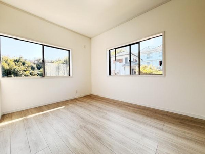 二面採光の明るい洋室です。窓からの眺めも良く開放感があります。ナチュラルなフローリングが広がりインテリアのアレンジがしやすい空間です。全体的にすっきりとした印象です。