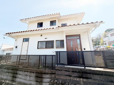 外観はすっきりとしたシンプルなデザインで白を基調とした外壁が明るい印象です。2階建てで窓の配置も考えられており採光が期待できます。玄関ドアは落ち着いた色味で重厚感があります。