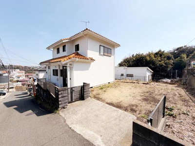 白を基調とした外観が印象的な住宅です。角地に立地しており隣地との距離にもゆとりがあります。周囲に遮るものが少なく開放感のある空間が広がっています。