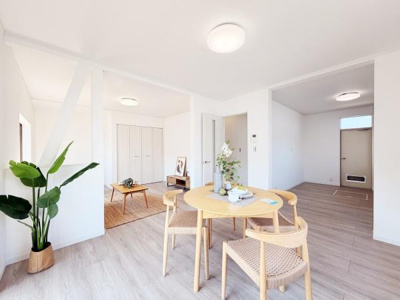 明るい色調でまとめられたリビングは開放感を感じられる空間です。窓からの自然光が心地よく差し込み家具の配置もすっきりしています。床材とインテリアが調和しすっきりとした雰囲気です。