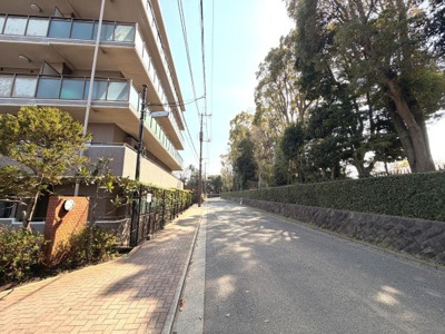 落ち着いた雰囲気の住宅街にある物件です。道路幅も広く歩道も整備されています。マンション周辺には木々が多く自然を感じられます。建物はバルコニーがあり日当たりも良好です。