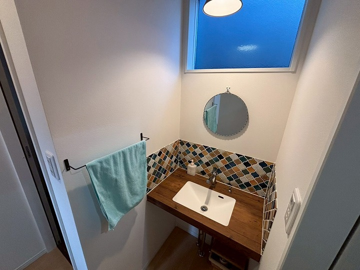 1階トイレ隣接の手洗い・・・タイルがお洒落♪
