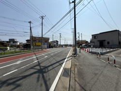 広々とした道路が印象的なエリアです。車通りも見通しが良く周囲には新しい住宅も点在しています。駐車スペースや歩道も整備され全体的に開放感のある雰囲気が漂います。都市インフラがしっかり整ったエリアです。
