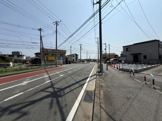 広々とした道路が印象的なエリアです。車通りも見通しが良く周囲には新しい住宅も点在しています。駐車スペースや歩道も整備され全体的に開放感のある雰囲気が漂います。都市インフラがしっかり整ったエリアです。