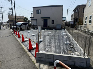 現地土地写真では前面道路に面しており車両の出入りもスムーズに行えます。敷地は使い勝手の良さが感じられます。周辺は住宅街で落ち着いた環境です。フェンスで囲まれているため管理も容易です。