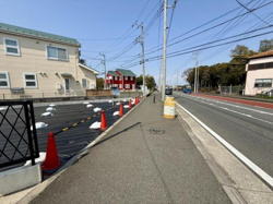 広々とした前面道路と歩道が印象的です。電柱が整然と並び周囲には住宅や商業施設も目に入ります。道路の舗装状態も良好です。住まいや事業の拠点として検討しやすい現地の雰囲気が感じられます。