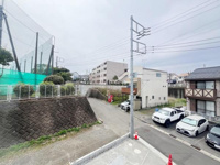 現地からの眺望は開放感があり周囲の建物や道路が見渡せます。前面に視界を遮る高い建物が少なく明るい雰囲気が感じられます。周辺の状況も把握しやすい眺めです。駐車スペースや道路の様子も確認できます。