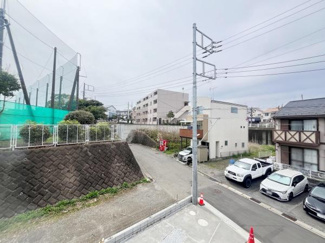 現地からの眺望は開放感があり周囲の建物や道路が見渡せます。前面に視界を遮る高い建物が少なく明るい雰囲気が感じられます。周辺の状況も把握しやすい眺めです。駐車スペースや道路の様子も確認できます。