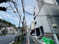 前面道路は広々としており歩道も整備されています。周辺には緑があり季節を感じられる環境です。建物の外観はすっきりとした印象です。生活利便性を感じさせるガス設備も整っています。